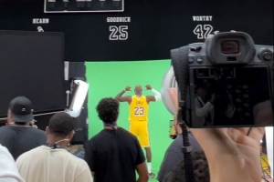 万众瞩目！詹姆斯媒体日在绿幕前拍摄特效画面