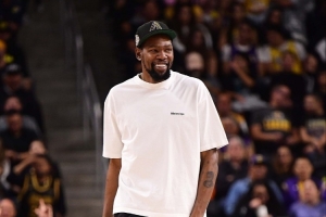 美女主持：你看起来很开心 杜兰特：我一直这么开心啊