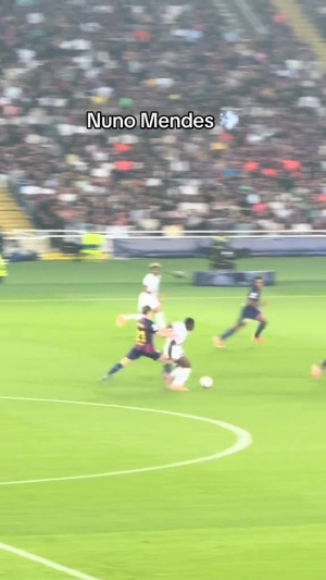 挡不住！德容犯规阻止门德斯一条龙暴突，躺地上好一会儿才缓过来