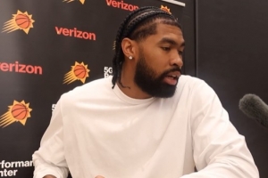 理查兹：教练要求大个在挡拆防守中要上提 给持球人更大的压力