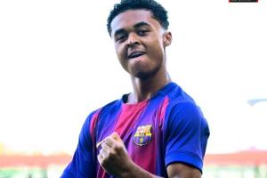 青年欧冠巴萨2-1逆转巴黎，克鲁伊维特小儿子兜射死角破门