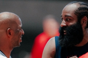 登炮组合重出江湖！快船官方晒照：保罗和哈登合练 都笑出褶子了