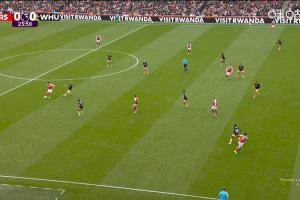 进球无效！赖斯长传萨卡破门，边裁举旗示意萨卡越位