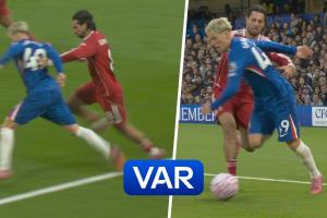 内维尔：加纳乔倒地不是点球，他摔得很刻意，索博够不上犯规