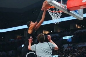 化身怪物！文班队内训练持球一条龙 抗飞防守完成双手暴力炸筐！