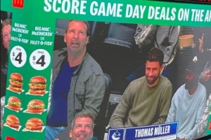 业余生活丰富！穆勒社媒晒观看冰球比赛照片：感谢邀请