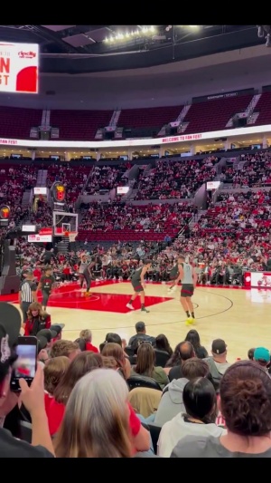 存在感十足~杨瀚森坐镇篮下大帽克林根 转头助攻夏普超远抛射落袋