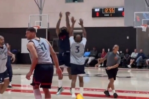 互不相让！哈登面对保罗飚进三分 后者底角空位回敬一球