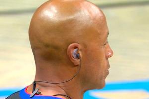 裁判戴耳机！美网友：詹姆斯指挥他们吹哨&作弊电话直接打到场上