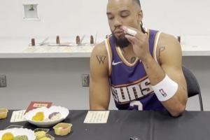 中秋快乐！狄龙与格雷森-阿伦等队友一同品尝月饼💜🧡