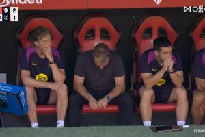 你也不敢看啊！莱万罚点前，弗里克低头不敢看，随后莱万离谱打偏