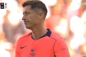 遗憾啊！慢镜头看莱万点球直接踢偏，随后他的表情非常无奈