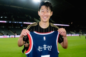 梦幻联动！洛杉矶FC足球明星孙兴慜 手持快船定制版球衣满脸笑容