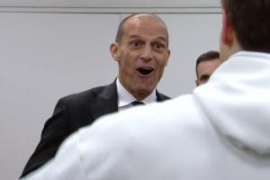 重回安联球场！阿莱格里笑容灿烂，与伊尔迪兹拥抱