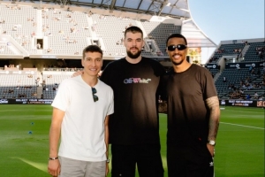 忙里偷闲！祖巴茨&博格丹&柯林斯观看同城球队洛杉矶FC比赛！