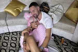 女友惊喜出镜！克莱晒照：生命中最美好的事物 就是生命本身！