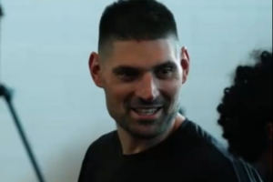 公牛晒球队训练视频：健身房集合💪🔥都别迟到哦😜