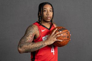 很准！戴维森9投6中&三分7中5射落17分3板4助