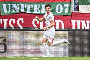 记者：多家英超和德甲球队有意20岁奥格斯堡中场科穆尔