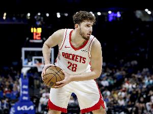 打完半场就下班！申京出战17分钟 7中5&7罚全中砍19分5板6助2帽