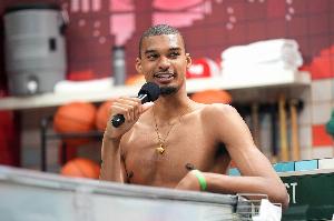 🤣适应不了CBA强度？文班首节惊现5个失误+3个犯规！