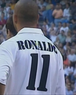 23年前的今天，罗纳尔多在西甲完成了他的皇马首秀，并梅开二度！