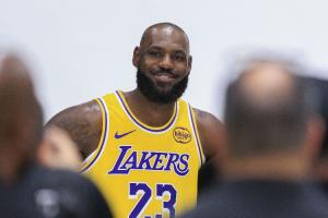 媒体人：个人希望詹姆斯只是发广子 因为还不能接受他突然的退役