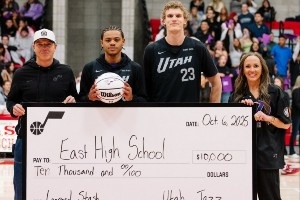 爵士队前往当地高中办公开训练活动 除了带去欢乐还捐款一万刀