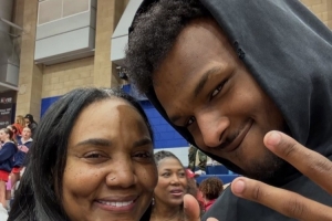 奶奶格洛丽亚祝布朗尼21岁生快：尽情享受每一刻 永远爱你🎉