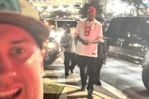 球迷偶遇怒吼天尊！球迷称打小是他的球迷 华莱士回复让其滚远点