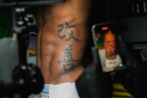 改善！步行者球员内史密斯新增两个汉字纹身！