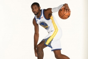 回归球场！库明加晒休赛期生活照及新赛季定妆照：1号🍷