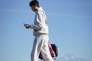 明日杨瀚森首秀！背着粉色小书包的杨瀚森登机前往湾区 NBA初体验