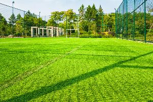 踢球时撞伤路人，法院判决其赔偿医疗费、护理费等共计7万余元