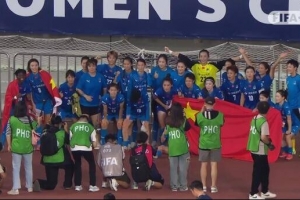 中国骄傲！武汉车谷江大女足赛后展示国旗拍摄大合照