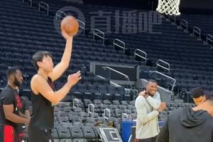 手感柔和！今日上午的投篮训练：杨瀚森苦练左手小抛投