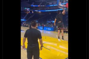 开拓者队记发杨瀚森赛前扣篮视频并配中文：把它扔下来 大个子