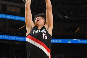 媒体人：杨瀚森打21分钟已算深受器重 他需从打防守和无球做起