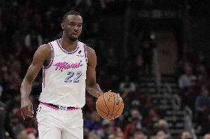 手感太差！维金斯10中3拿到8分2板1助1断 正负值-17