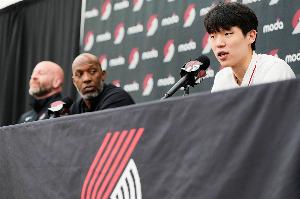 主持人：杨瀚森被选时我不认识 主帅调侃：世界上其他人也不认识