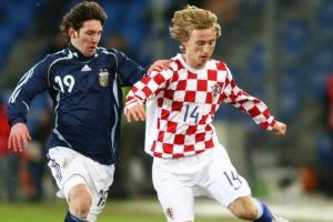 9个金球👀2006年魔笛国家队首秀，同场梅西传射攻入国家队首球