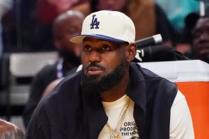 坐骨神经痛！记者：湖人的目标是让詹姆斯在11月6日战马刺时复出