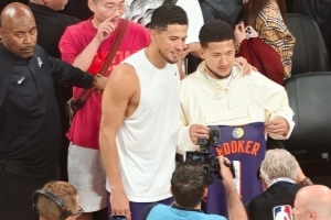 几分相似？布克赛后与其模仿者“中国布克”合影