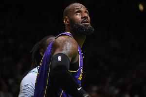 杨毅：猜老詹拍广告的都是詹黑 最活该的是他的死忠 真怕他退役了