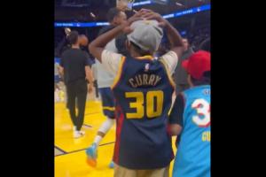 球迷日活动库里和小球迷击掌 小球迷疯了：我再也不会洗手了！