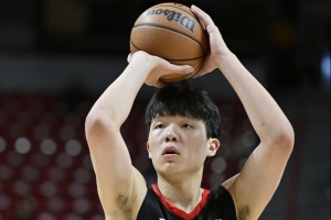 媒体人：杨瀚森对抗状态下左手爱扒拉 因核心力量和对抗能力不足