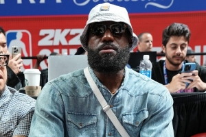 起诉詹姆斯的球迷：若他不愿意在家里接受传票 那就去湖人主场