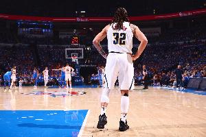 阿德尔曼：阿隆-戈登之前有过轻微旧伤 季前赛轮休是合适选择