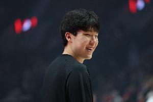 小杨第一个跑入场内与乐福拥抱庆祝 细节进一步提升队内好感度