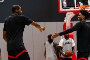 火箭官方晒今日训练照：KD阿门击掌庆祝 奥科吉秀霸王举鼎暴扣